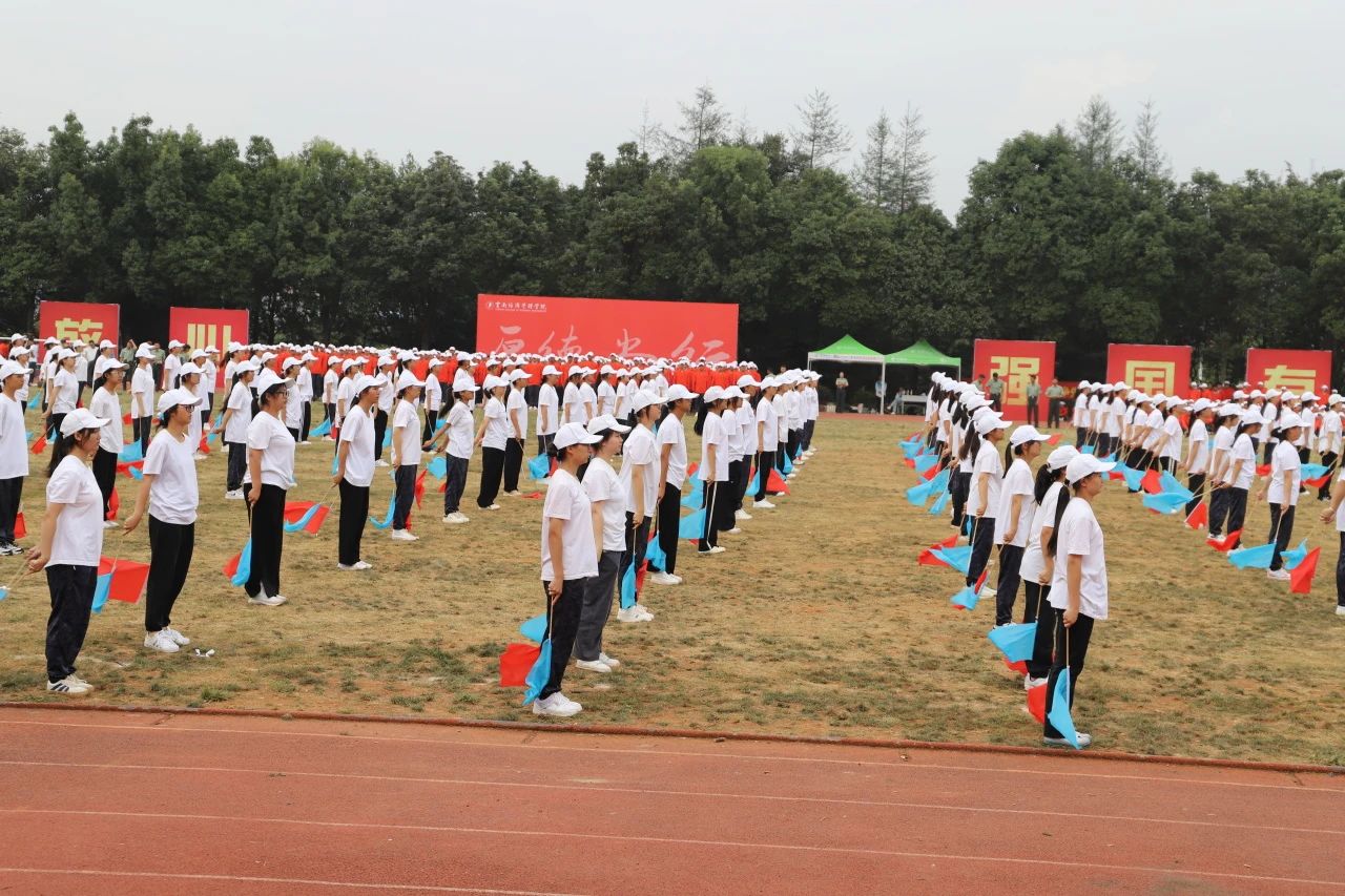 鲜衣怒马少年时 厉兵秣马点兵日——云南经济管理学院医学院军训结业典礼 第 10 张 鲜衣怒马少年时 厉兵秣马点兵日——云南经济管理学院医学院军训结业典礼 第 10 张