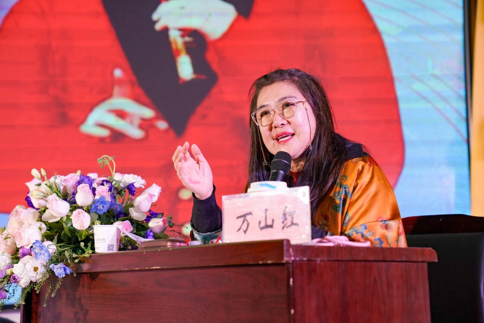 中国女高音歌唱家万山红老师莅临学校交流授课 第 1 张