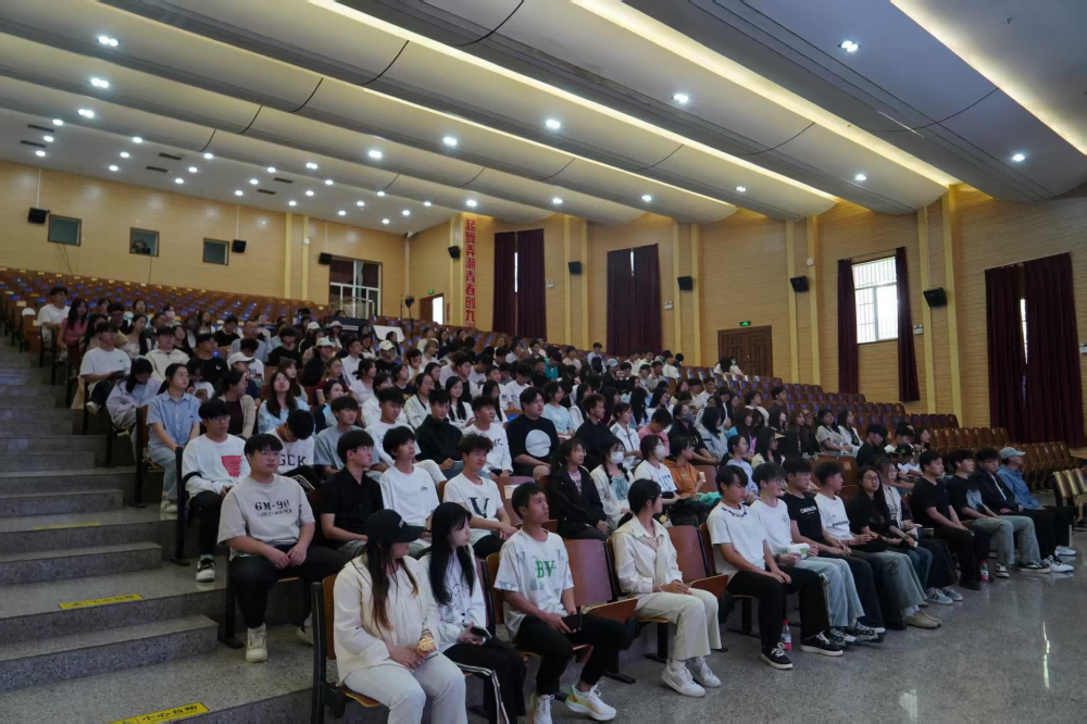 【团学活动】以训促创 蓄势赋能—— 2025年人工智能应用场景创新大赛赛前 培训会成功举办 第 1 张 【团学活动】以训促创 蓄势赋能—— 2025年人工智能应用场景创新大赛赛前 培训会成功举办 第 1 张