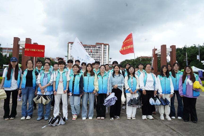 【团学活动】青春护航，伴“新”同行——信息与智能工程学院志愿者助力新生拉练 第 4 张