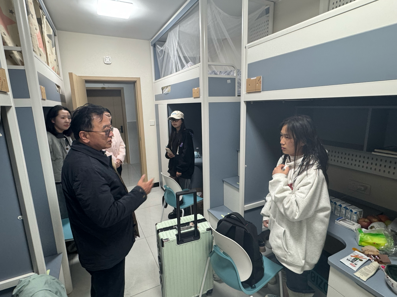 校领导带队走访“医家仁”社区,以暖心关怀迎接新学期 第 2 张 校领导带队走访“医家仁”社区,以暖心关怀迎接新学期 第 2 张