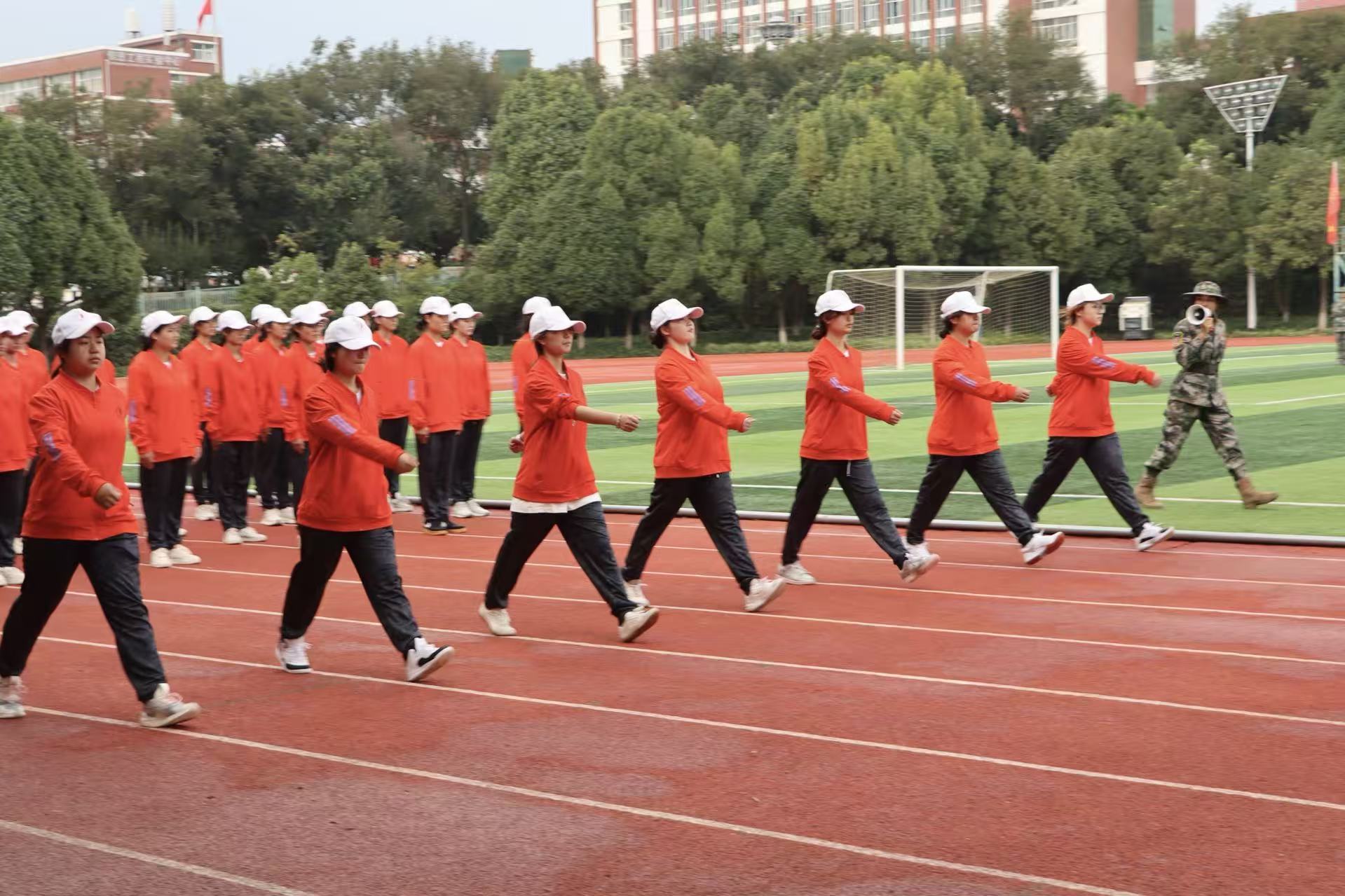 7.jpeg 齐步铿锵砺意志,医学生军训展昂扬风貌 第 7 张