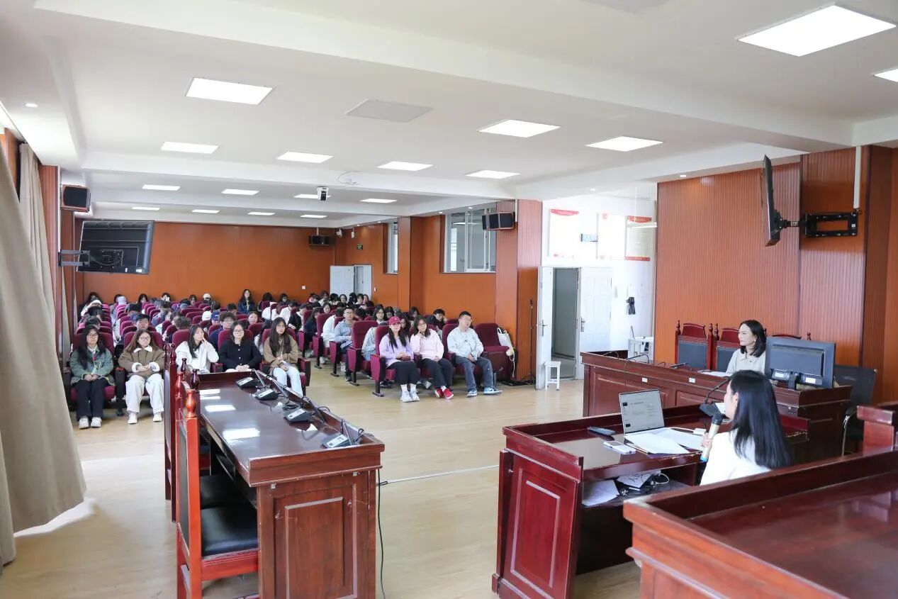 法律人的N+1种选择财经商贸资深律师走进校园,共话法学学子职业成长与多元发展! 第 1 张 法律人的N+1种选择财经商贸资深律师走进校园,共话法学学子职业成长与多元发展! 第 1 张